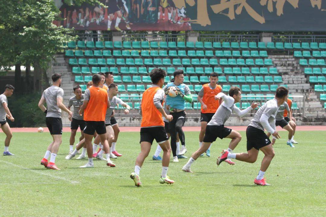 浙江足校少年豪情出征海口，同窗击掌，壮志凌云！🏆🏃‍♂️🌟