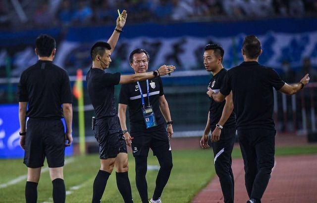 中国スーパーリーグの4大ホイッスラーがトレーニングに集結。