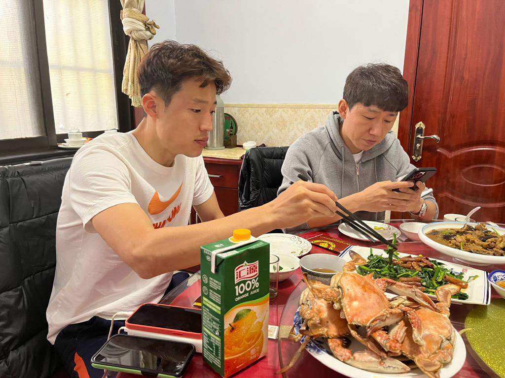 孙准浩青岛美食之旅，经纪人精心准备MVP盛宴