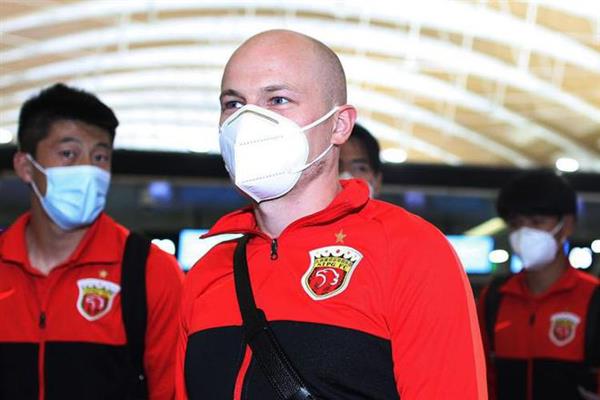 Australischer Nationalspieler in der schottischen Premier League, nicht in der chinesischen Super League!
