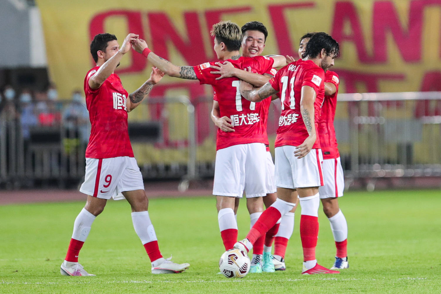 Aixon, Yang Liyu und Guangzhou schlagen Shandong Taishan mit 2:1 und feiern damit ihren ersten Sieg!