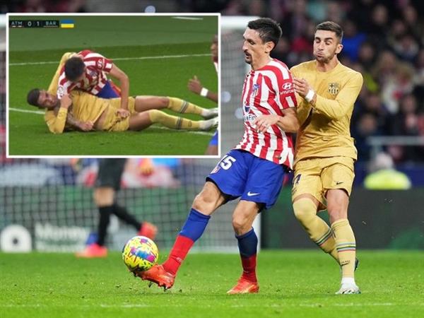 [Exclusive] Atletico Madrid against Barcelona passionate duel, the sidelines surprised monkey stealing peaches 