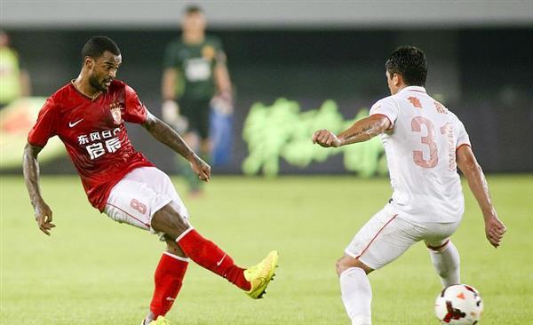 Evergrande legend retired, had fought until he broke his leg and said goodbye in pain!
