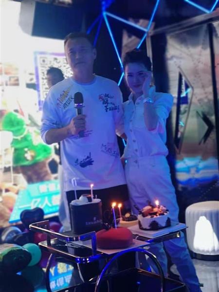 Tall Handsome Wang Qian Insanity, Sweet Surprise Husband Birthday Party!