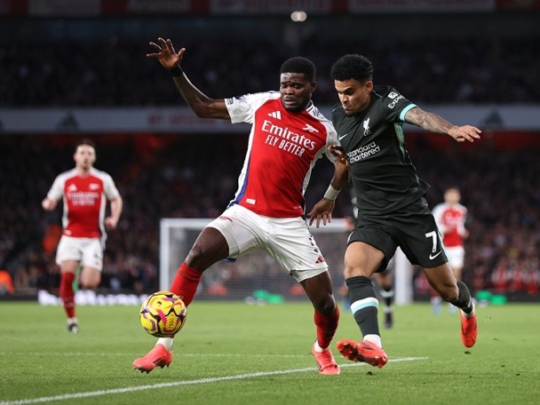 Arsenal Liverpool thrash out draw as Premier League battle reignites!