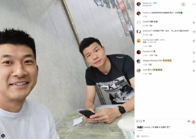刘殿座与梅方合影感恩指导：共品香辣蟹情谊浓