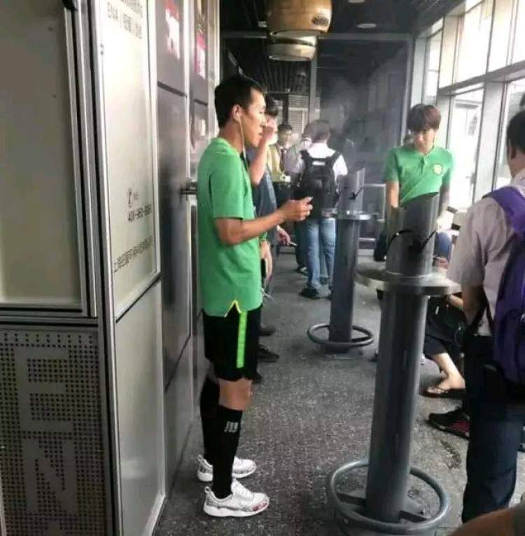 《揭秘！知名球员金泰延朴成烟瘾暴露，职业态度引争议》