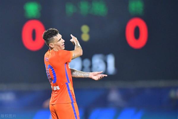 山东队惊险1-0险胜，球迷却炮轰弱项，卫冕之路隐患重重
