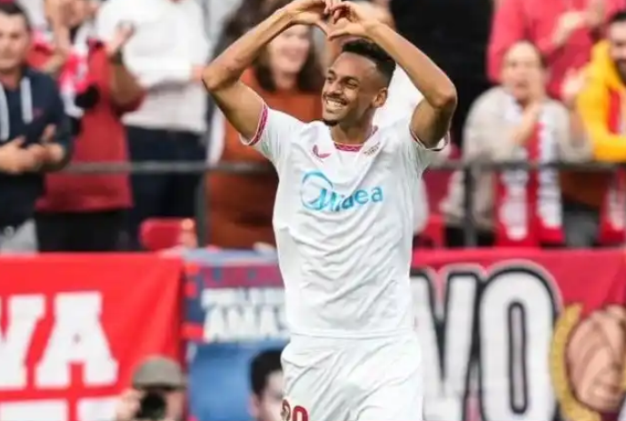 Sevilla narrowly beat Rayo Vallecano 1-0 with Sow's strike! Lopez leaves the field with a red card