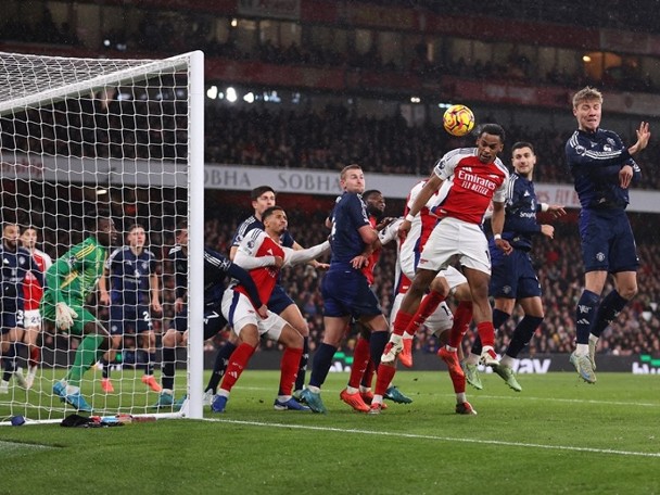 Corner kick wins as Arsenal turn back the tide to win the title!