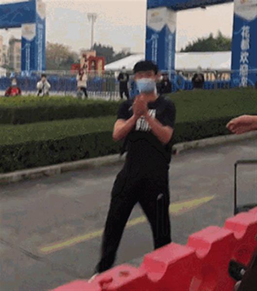 足球明星邓涵文深情鞠躬，球迷感动落泪！