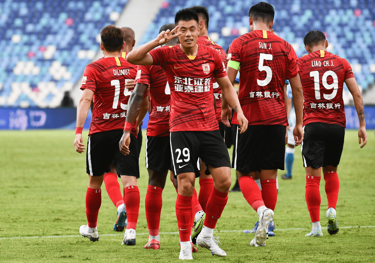 “本土教练扬眉吐气！中超首战本土球员独占12球”