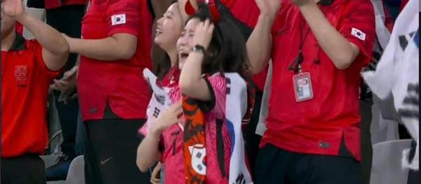 Coach Han angers referee! Roaring + hand gestures in protest! Kim Young-Gwon glares with angry, bloodshot pupils!
