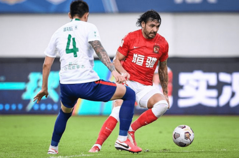 Der ehemalige Evergrande-Superstar, arbeitslos und in der zweiten Liga gefangen, verzichtete auf 200 Millionen Jahresgehalt, um sich Guangzhou anzuschließen!