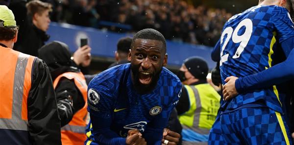 Under London Bridge, Chelsea striker hoards battle as Harvey watches his heart beat!