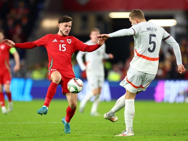 Lee Angoulên honored as war hero in Welsh blowout win over Iceland