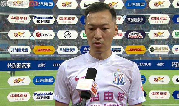 “吴曦憾失点球！现场球迷热情高涨，战平一幕引热议！”