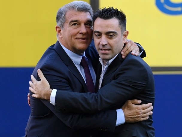 With Xavi's departure looming, Barcelona fans are backing their legendary boss!