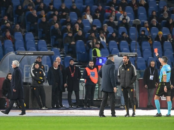 Red card plus loss of points as Moleno leaves the field on fire off the field!