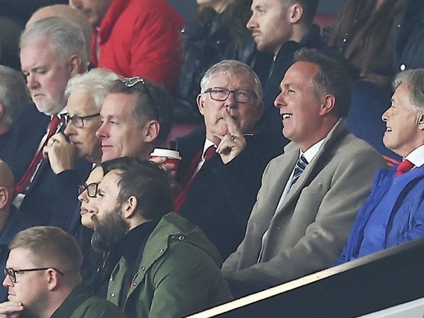 Manchester United godfather Ferguson surprises his beloved disciple with a surprise appearance to witness his coaching debut!