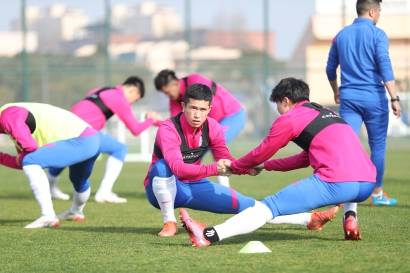 “申花备战冲刺，周俊辰归队助力阵容精简！”