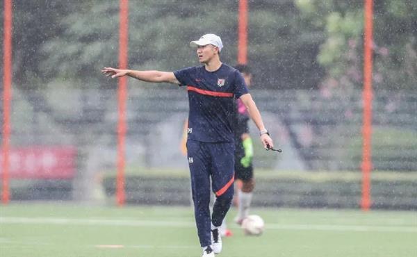 Zhou Haibin returned to Luneng football school, child-rearing soccer dream, the results of its second deep affection