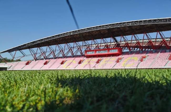 Die Hälfte der Teams der Super League steckt in einer Krise wegen nicht gezahlter Löhne, und die Organisatoren haben es eilig, eine Frist einzuhalten, um die Situation zu entschärfen!