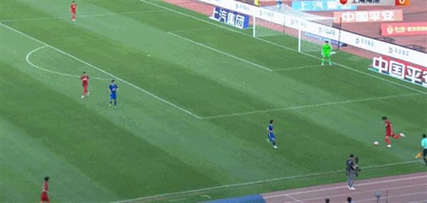 Spektakel in der chinesischen Super League! Ein Ball bleibt in 5 Metern Entfernung stehen und hängt hoch in der Luft, Crouching Dragon und Phoenix auf demselben Feld?