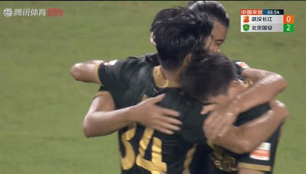 国安焕新如虎添翼！张玉宁双响，国安4-1横扫武汉逆袭夺冠