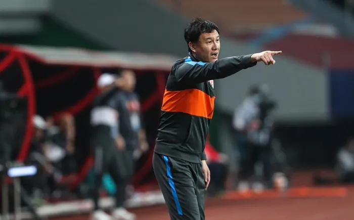 Hao Wei and Li Xiaopeng shake hands as Taishan youngster breaks through to draw 1-1 with Wuhan in the warm-up match!