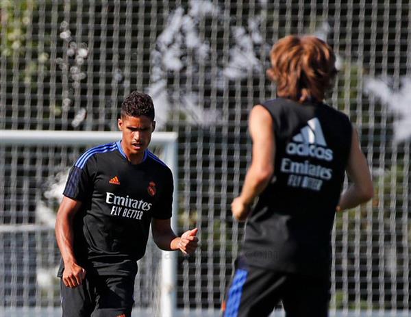 Varane talks revealed: may stay at Real Madrid, Man Utd treatment key