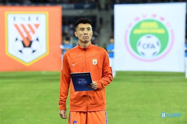 Zheng Zheng was honored as the team's all-time appearance king, thanks to Luneng Football School and Taishan Football Club!