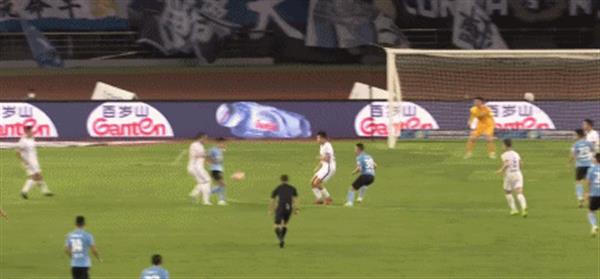 林良铭神操作！单挑3人斩对手，弧线射门惊为天人