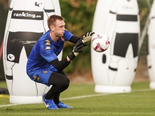 Estonian goalkeeper joins La Liga giants as new Walladuille signings are unveiled!