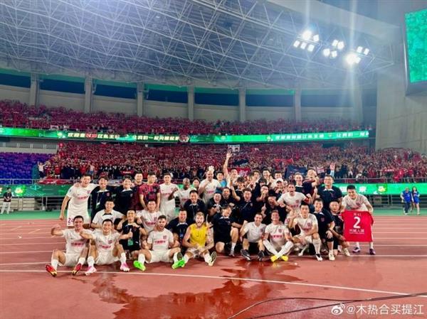集う力、勝利の瞬間！バイティ江の祝賀集合写真が公開される