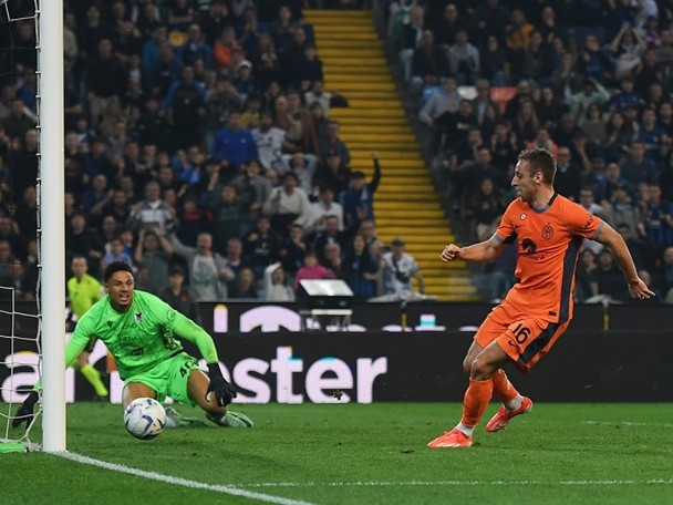 Inter shut out Udinese in stoppage time to keep AC Milan close!