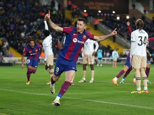 Robert Lewandowski hat-trick as Barcelona beat Valencia!