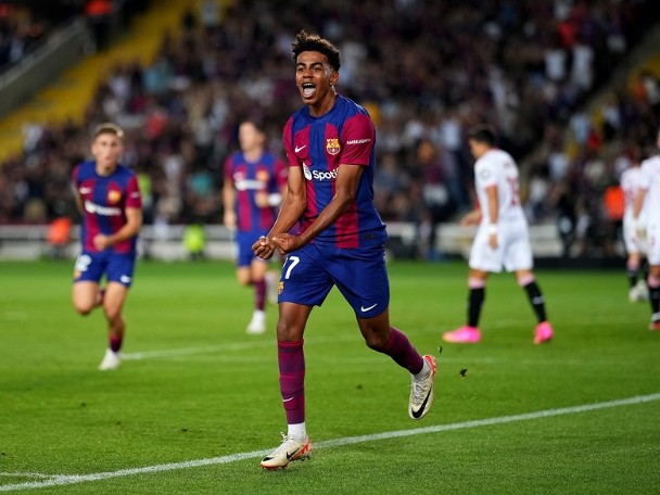 Barcelona sign talented 16-year-old starlet for a default fee of 8.3 billion rocking the football world!