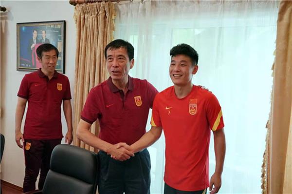 Wu Lei goes to La Liga again, witnessed by his mentor! Giving back to the national football team, the top management of the Football Association personally sent off