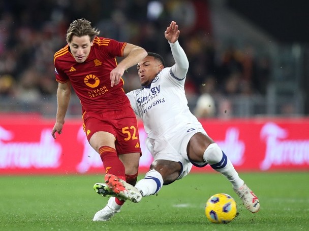 DeRose's big debut in Rome was notable for the support of his former teammates!