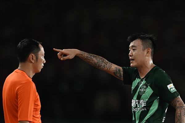 情熱のぶつかり合い！中国スーパーリーグの試合後、浙江ファンが成都ハイビスカスファンとバトル