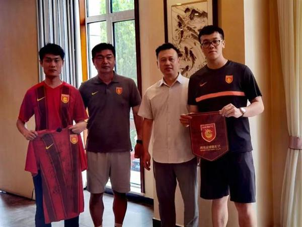 “河北雄风！廊坊球迷助阵，标语声援‘奋战到底’”