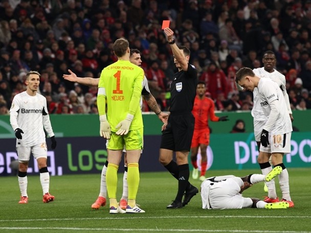 Bayern go out in cold! The starting goalkeeper's red card sealed the win!