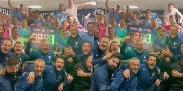 Lazio revel in victory night! The whole team holds up the scoreboard and takes a group photo to commemorate the moment of glory