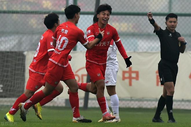 Chinesische Männerfußball-Legenden setzen sich nicht zur Ruhe! 38-jähriger Veteran gewinnt 14 weitere Titel und den Goldenen Ball!