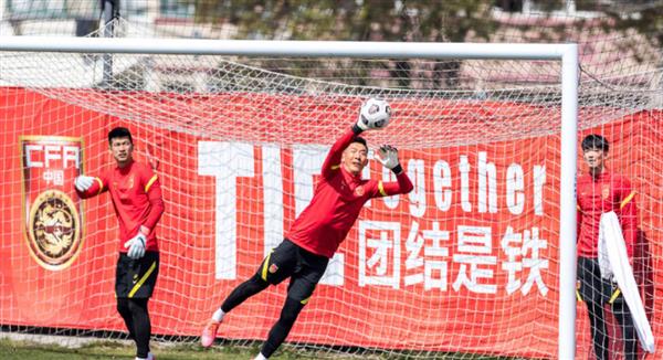 サッカー日本代表は、「健康第一」の戦略を掲げ、新シーズンに向けて緊急招集された。